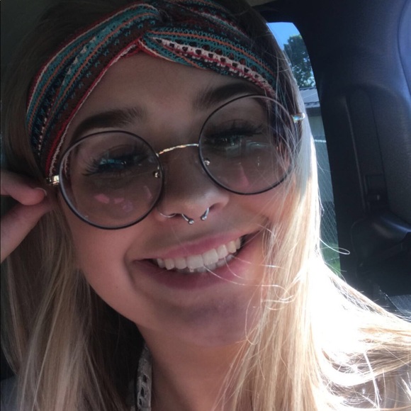 Meet your Posher, Makayla - Picture 1 of 1